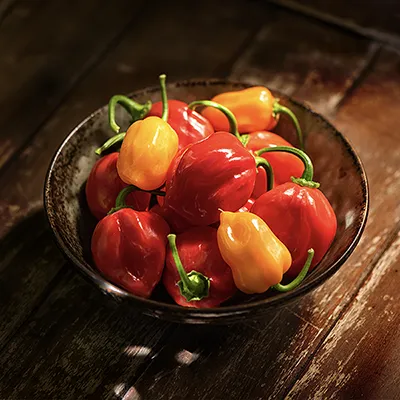 Egy tál piros és sárga habanero chilipaprika